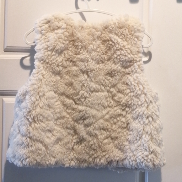 3/$30 - H&M Girl's Fur Vest - size 4 - Picture 2 of 4